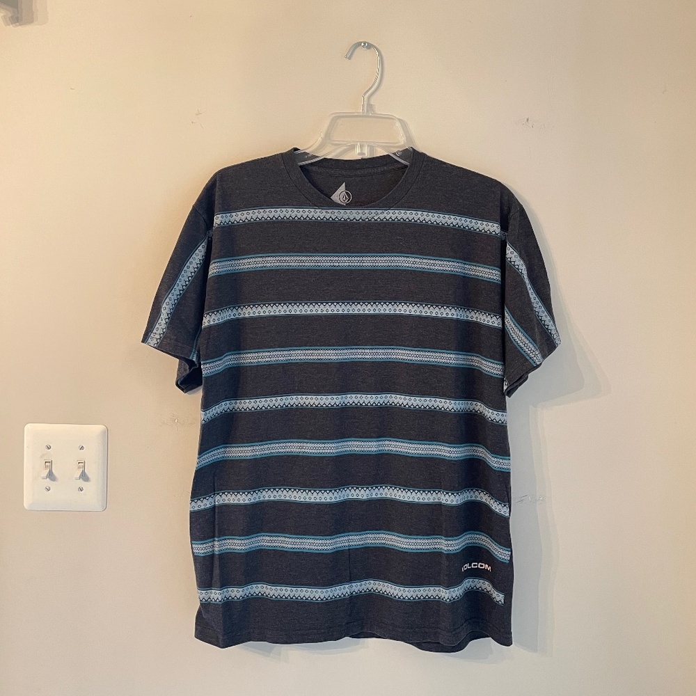 Volcom T shirt - Large - Gray with patterned stripes